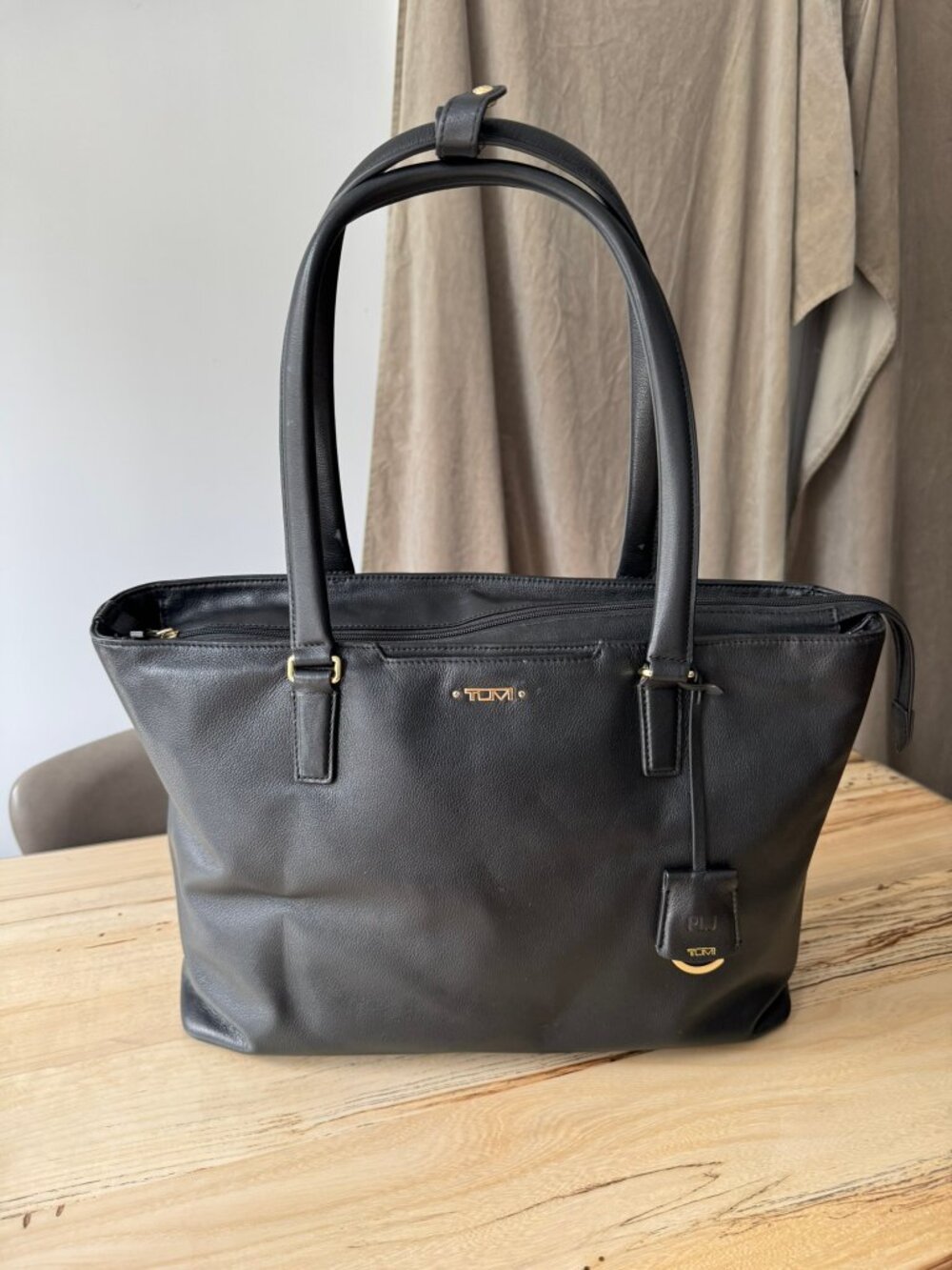 Tumi Voyageur "Monika" Leather Tote Laptop Bag BLACK GOLD HARDWARE LIKE NEW - Picture 3 of 17